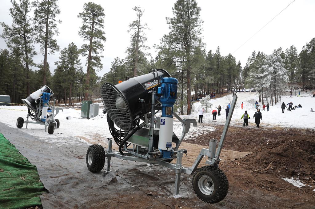 Flagstaff Snow Park At Fort Tuthill Opens With Snowmaking News Azdailysun Com This place is great because they have groomed runs, tube for rent, food and beverage vendors, and a shop in case. flagstaff snow park at fort tuthill
