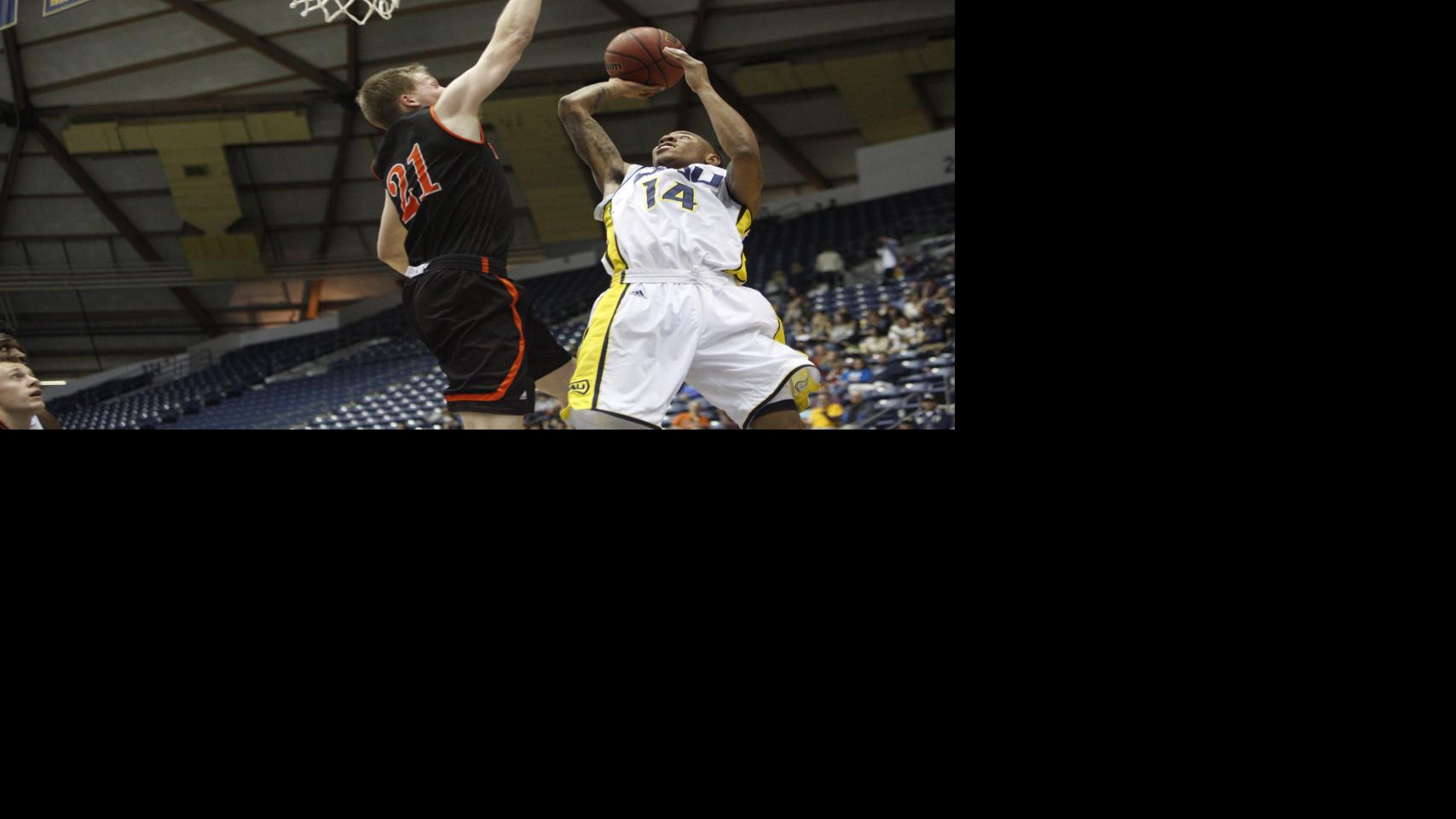 NAU men continue winless conference run at home with 63-61 loss