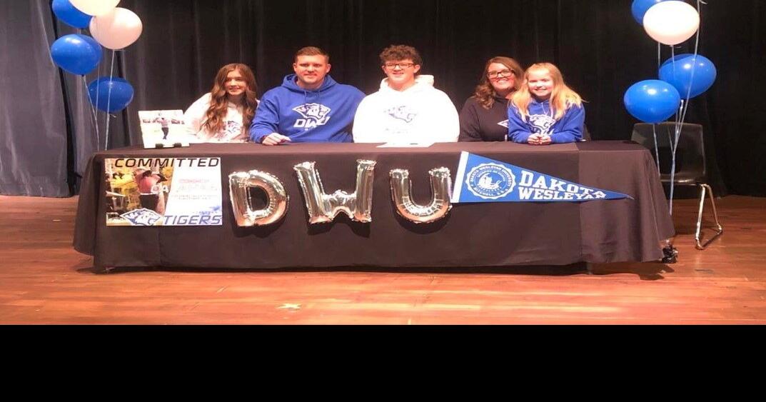 Coconino senior Calahan signs to Dakota Wesleyan golf