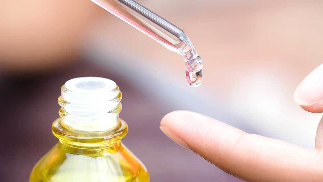 applying vitamin c serum