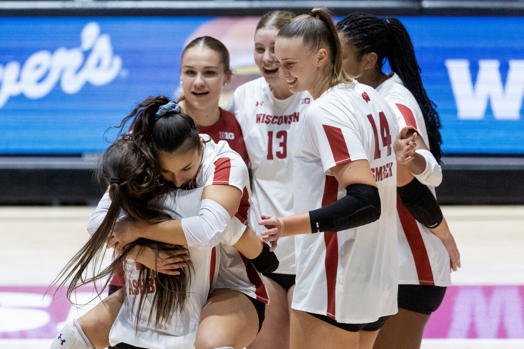 Wisconsin's Volleyball Win Sunday: 3 Things That Stood Out