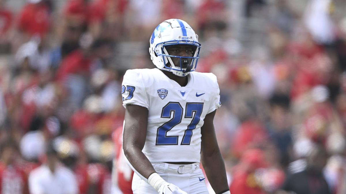 Louisville Wide Receiver Chucks Water Bottle At Kentucky Fans After Loss