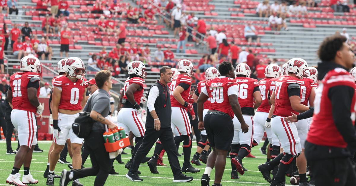 Fans boo Wisconsin football off field at halftime