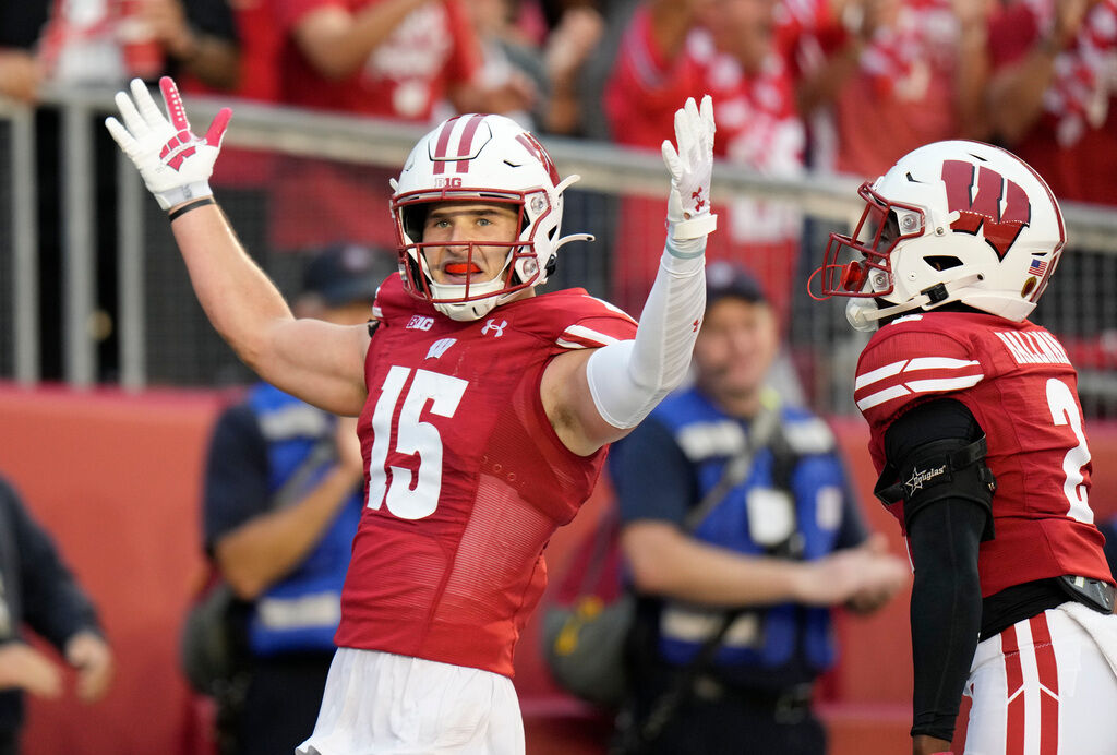 Baun and Orr provide the spark for Badgers' defense