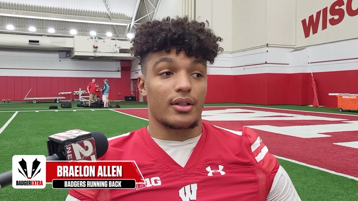 Wisconsin badgers online football players