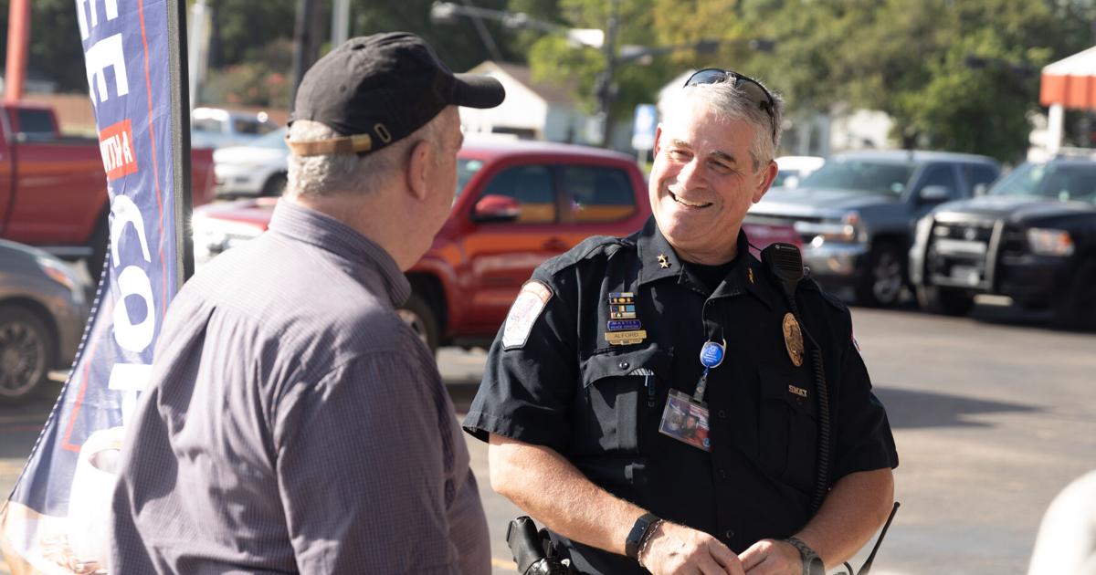 Retiring Baytown assistant police chief reflects on 40 years of service ...