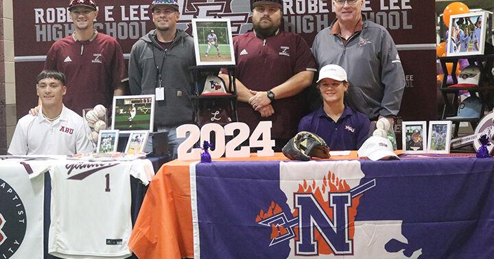 Two Lee baseball players sign scholarships | Sports | baytownsun.com