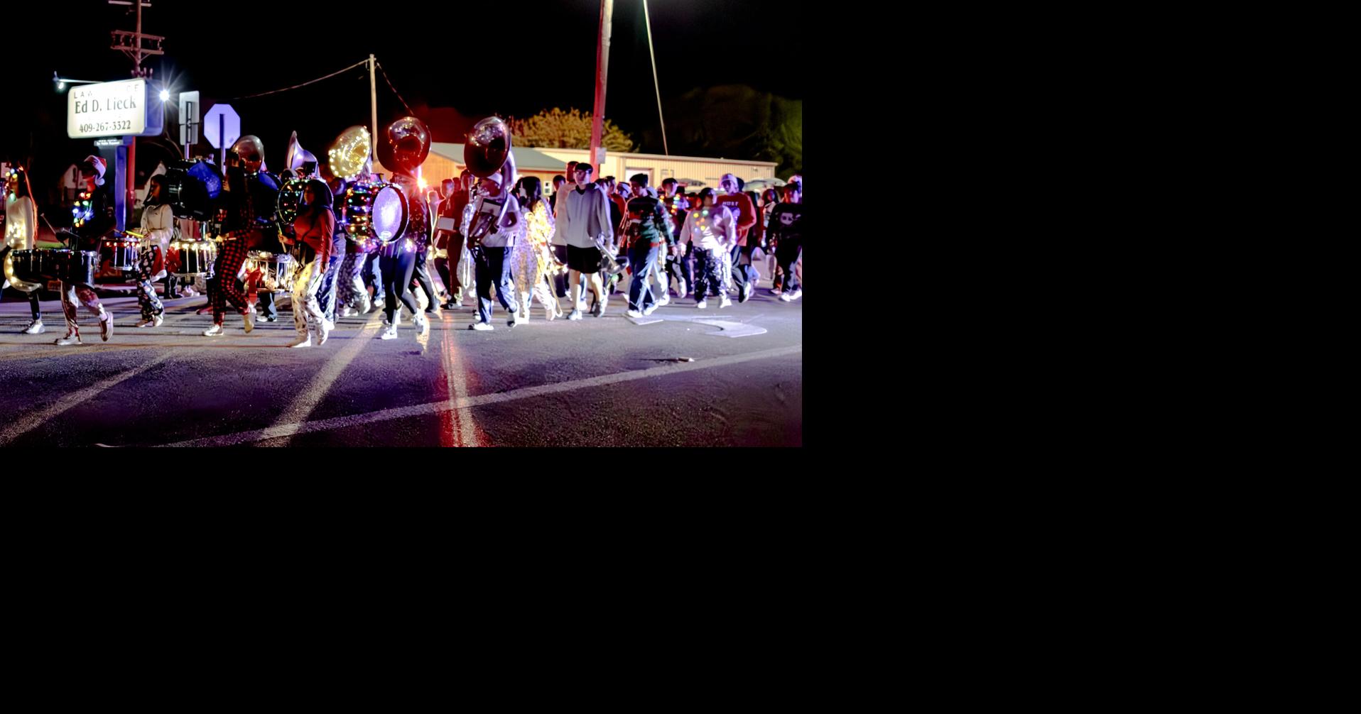 SunPhoto_xmas parade anahuac3.jpg