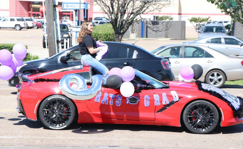 Goose Creek Honors Top Seniors In Parade News Baytownsun Com