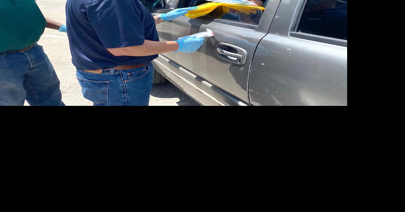 City officials hand out masks | News | baytownsun.com