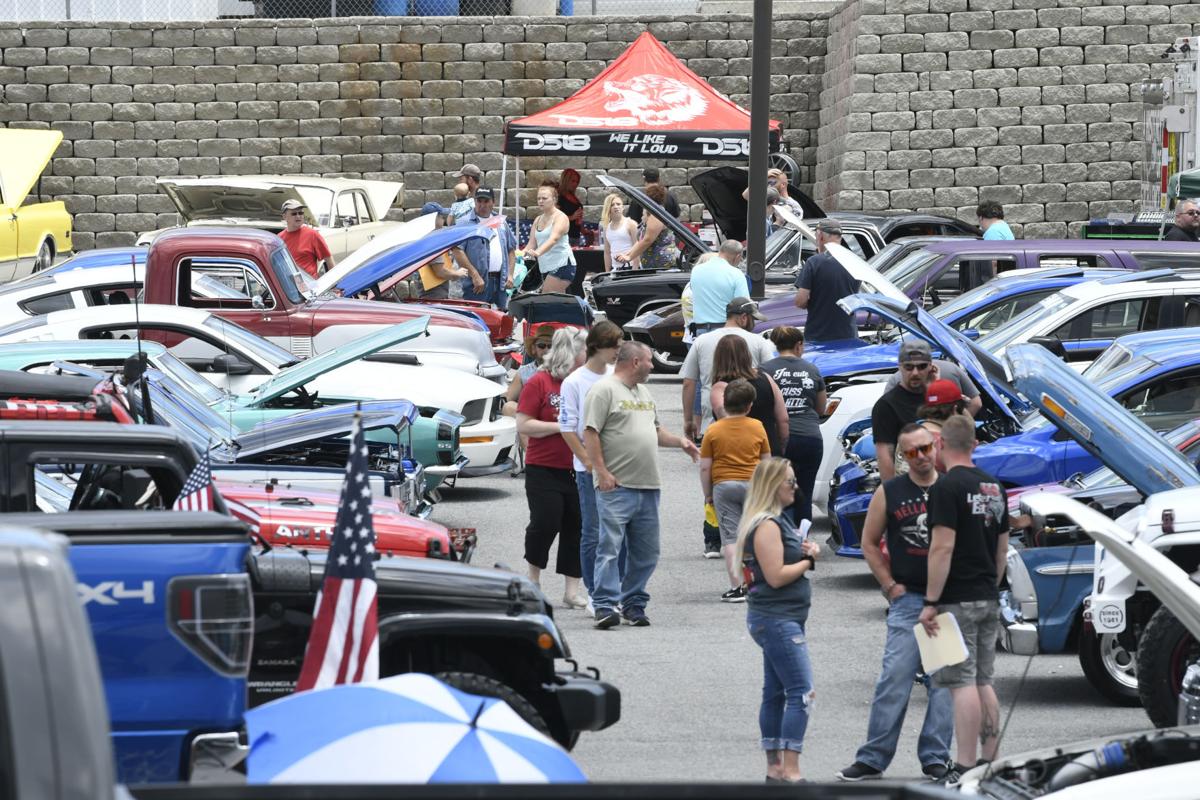 Slideshow Madness in the Mountain Car Show Gallery