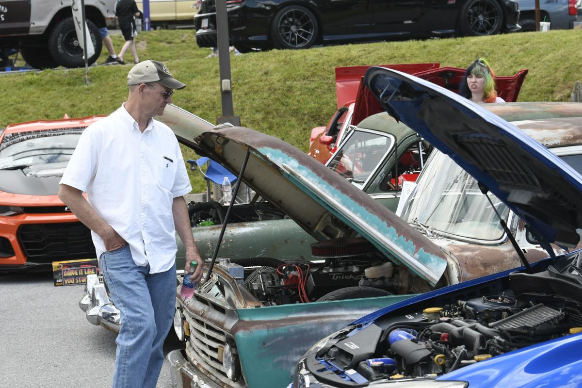 Slideshow Madness in the Mountain Car Show Gallery