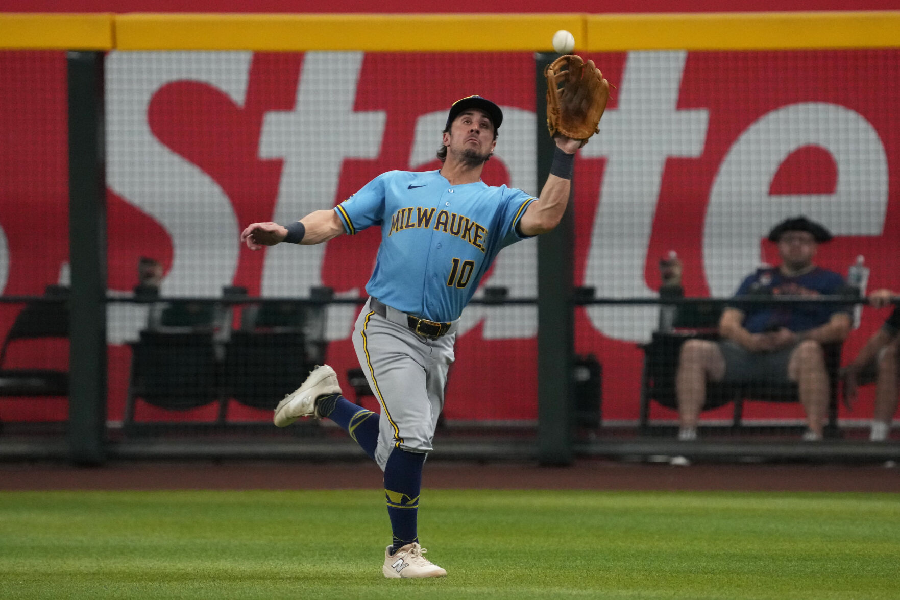 Chourio's scratch hit in 11th breaks tie, Brewers top Diamondbacks