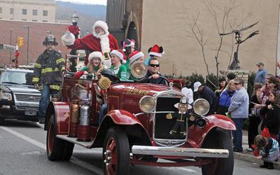 Bluefield Christmas Parade Entertains Huge Holiday Crowd News Bdtonline Com