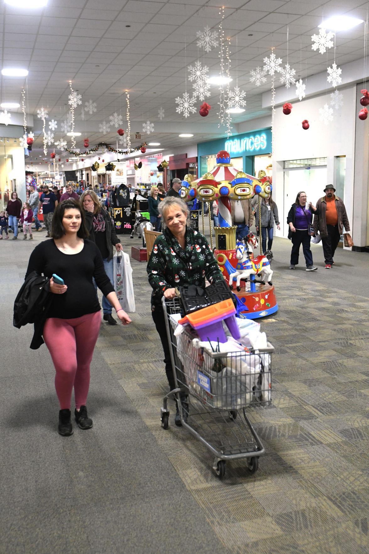 Lastminute Christmas shoppers hit Mercer Mall in full force for Super
