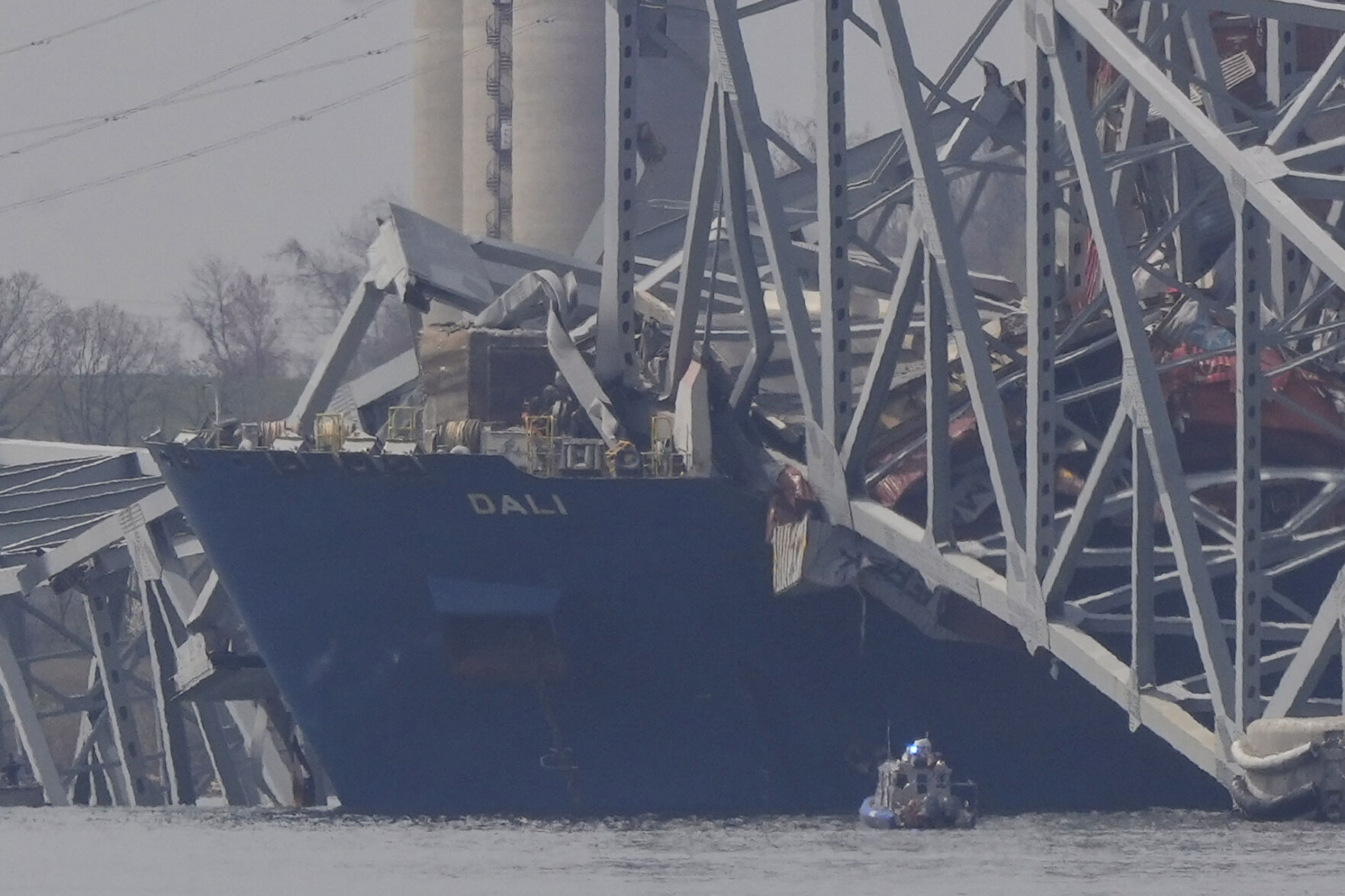 Cranes arrives to remove wreckage from bridge collapse