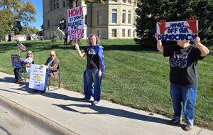 Demonstrators return to courthouse day after No Kings protest