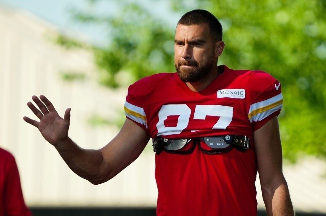 Chiefs' Travis Kelce day to day with knee issue, per source: How team would  adjust if he's out Thursday - The Athletic