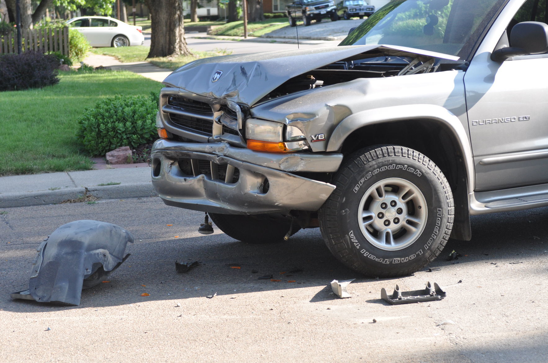 Firefighters cut car door to free woman