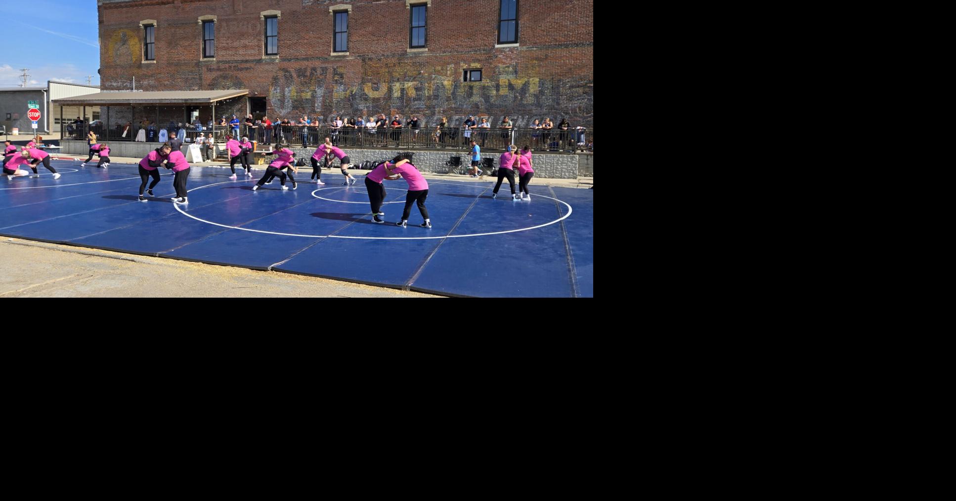 SCC wrestlers bring their mats to downtown to promote programs