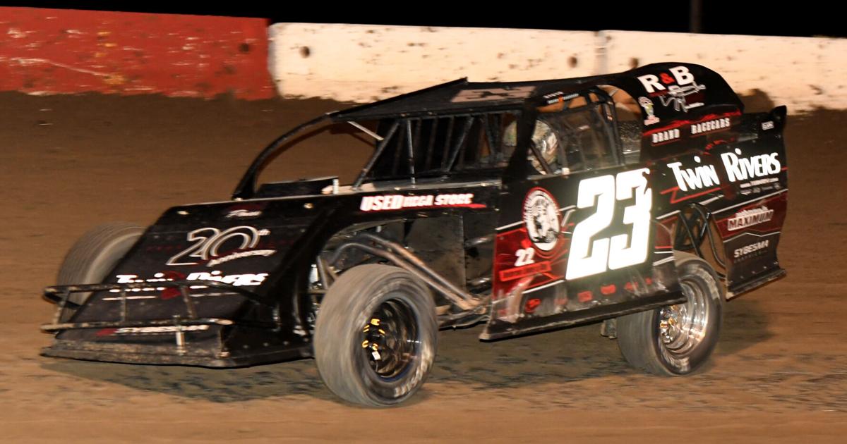 Racers fight for position in point standings at Beatrice Speedway