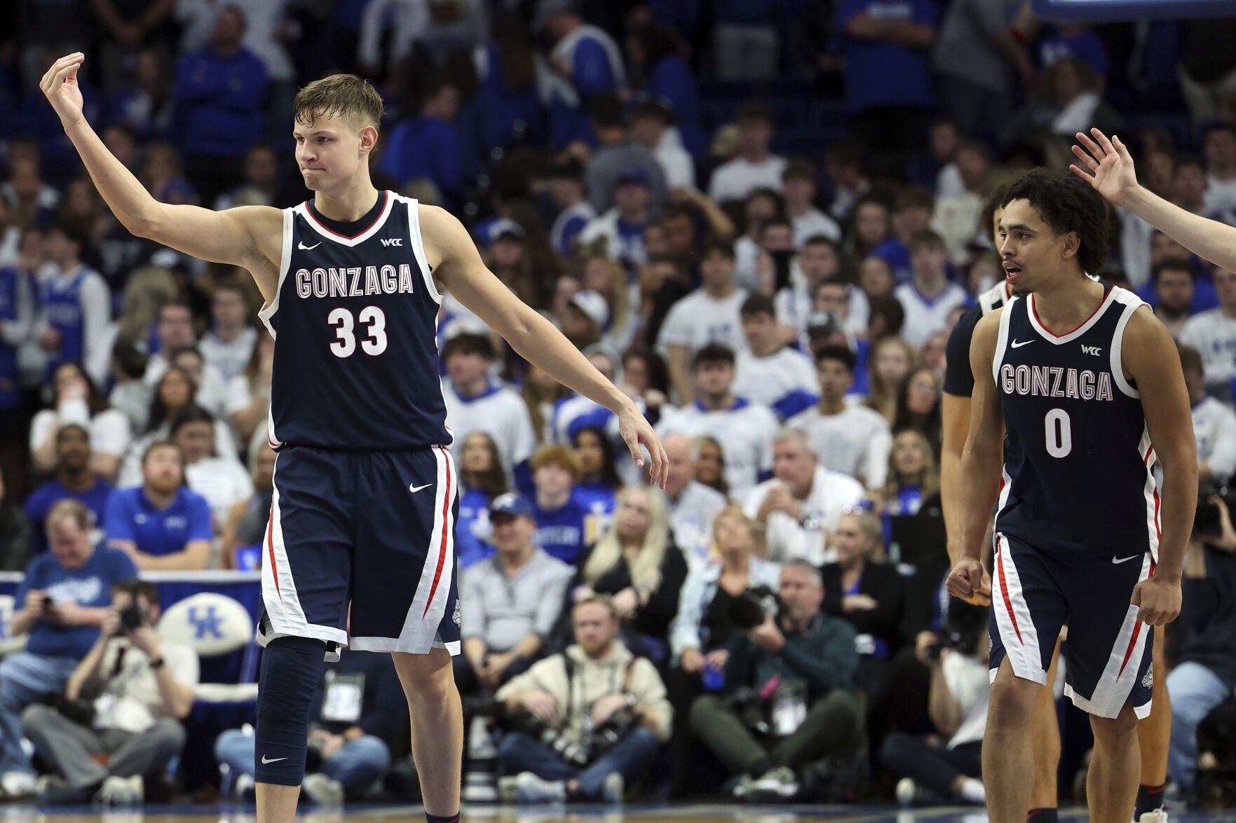 Gonzaga uses late free throws to hold off No. 17 Kentucky