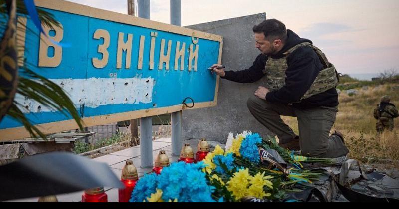 WATCH: President Zelenskyy visits Snake Island as war enters 500th day