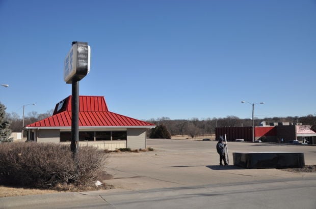 Wind splits Pizza Hut sign in half