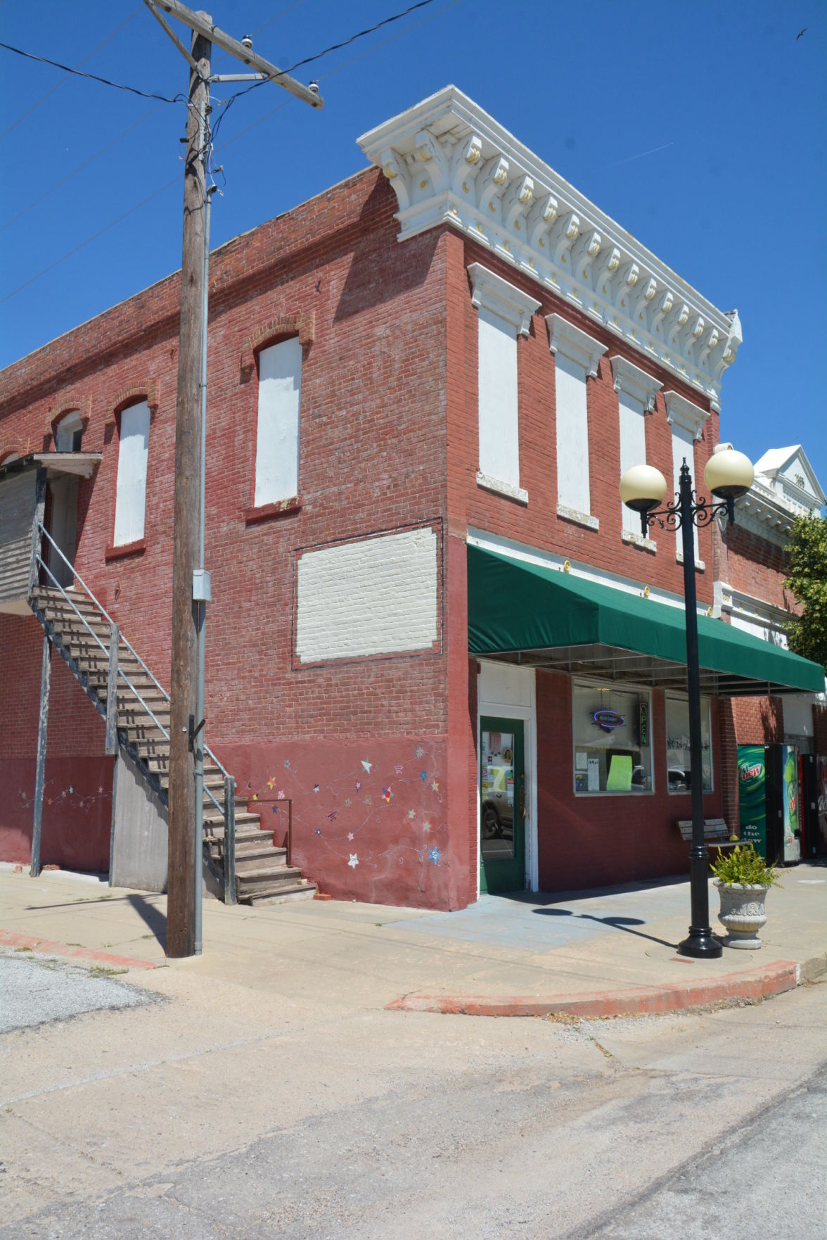 Odell Market finds many new hands News