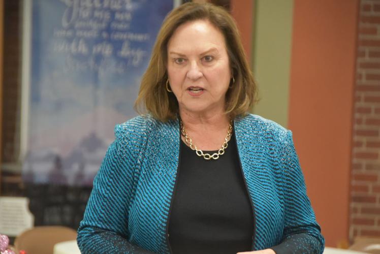 Sen. Deb Fischer visits Beatrice Food Pantry