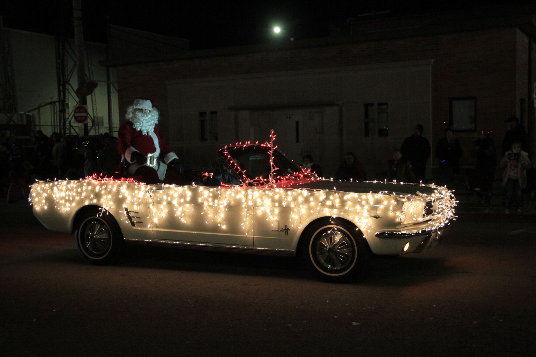 Thousands line Beatrice streets for lighted parade