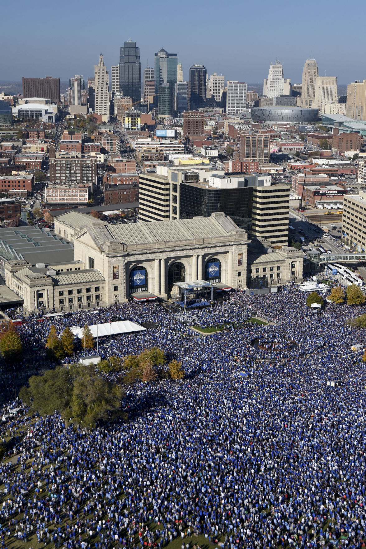 Kansas City Throws A Party To Celebrate Royals Championship Beatricedailysun Com