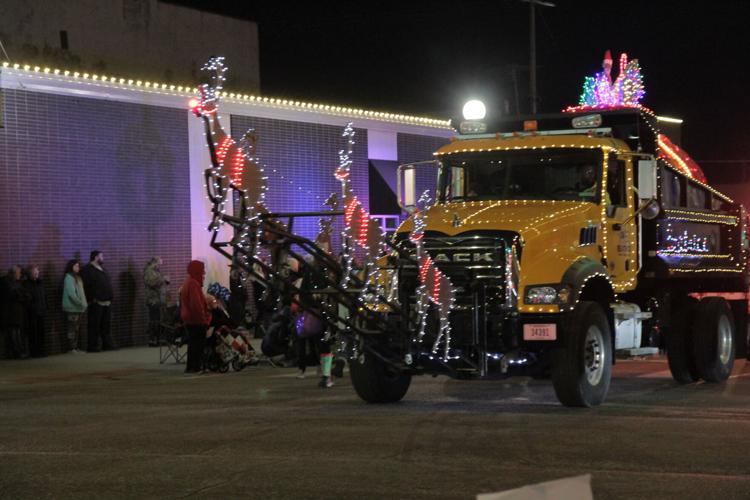Thousands line Beatrice streets for lighted parade