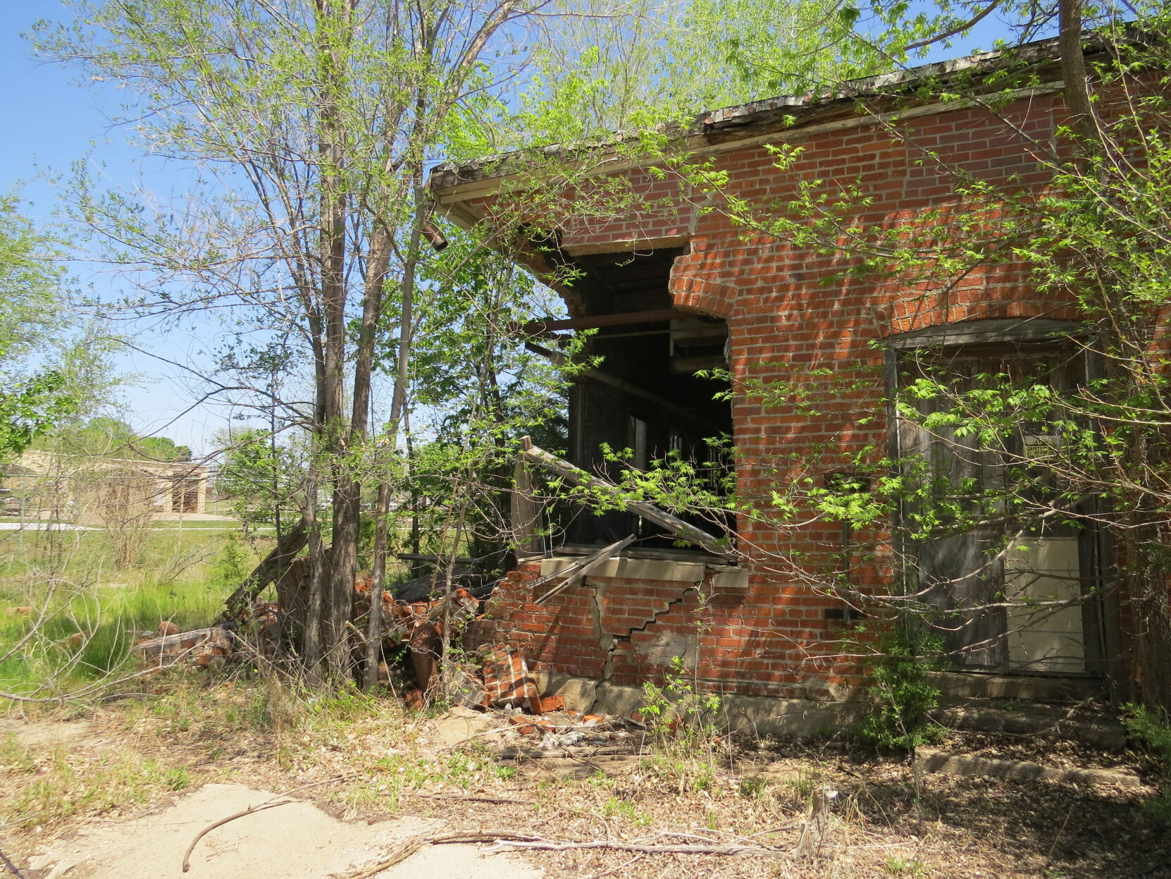 Beatrice officials tour Dempsters building