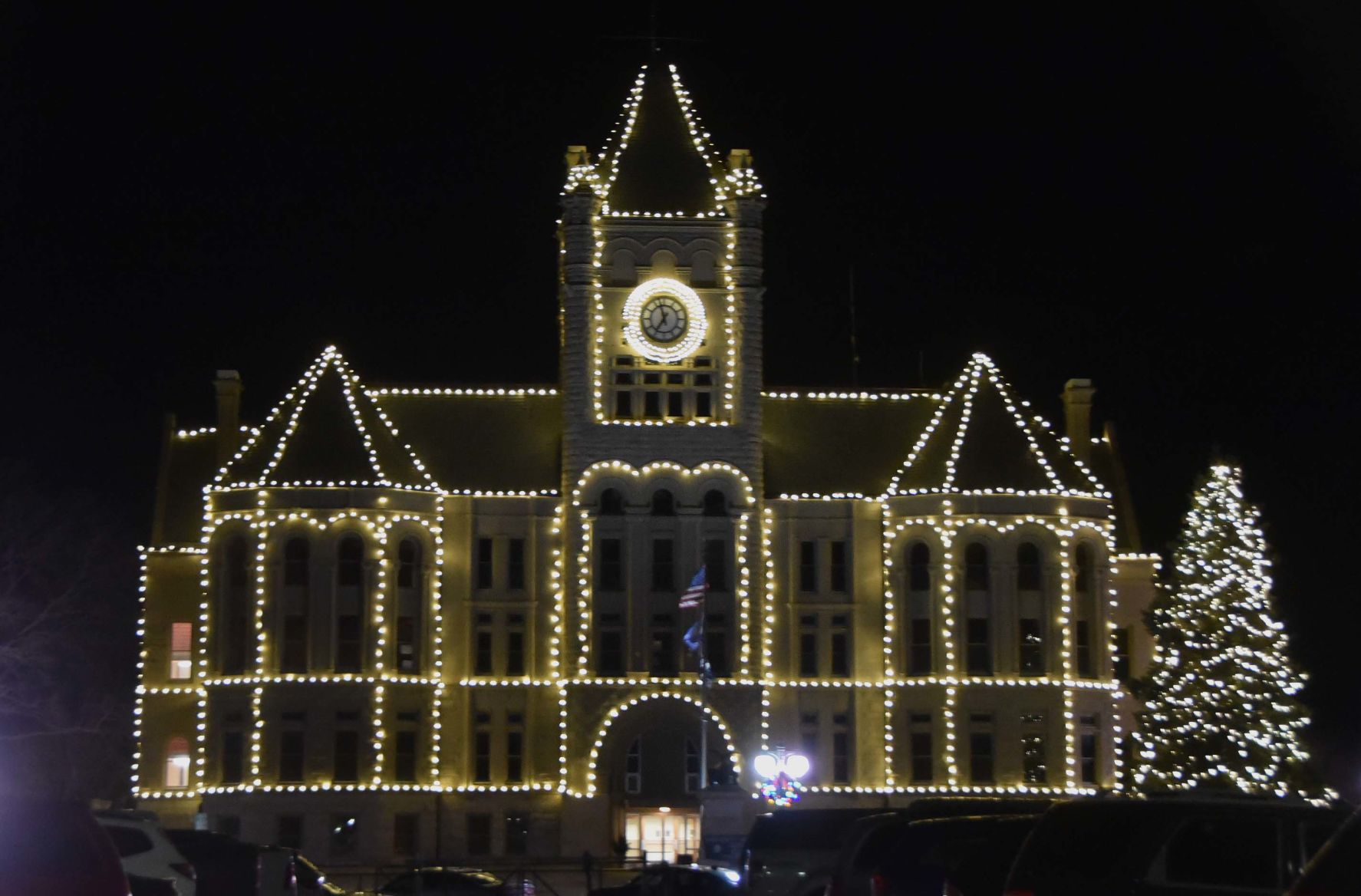 Beatrice community decorates for Christmas