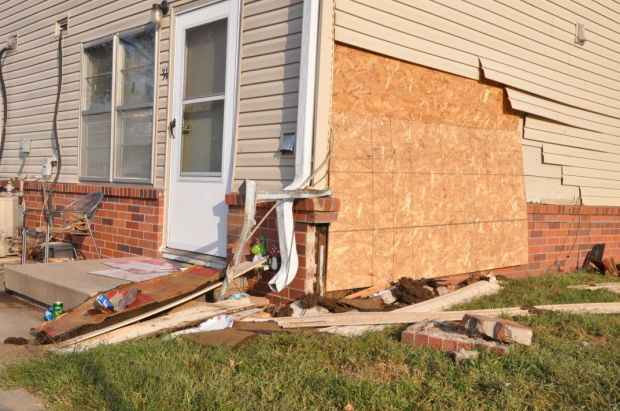 Car crashes into apartment