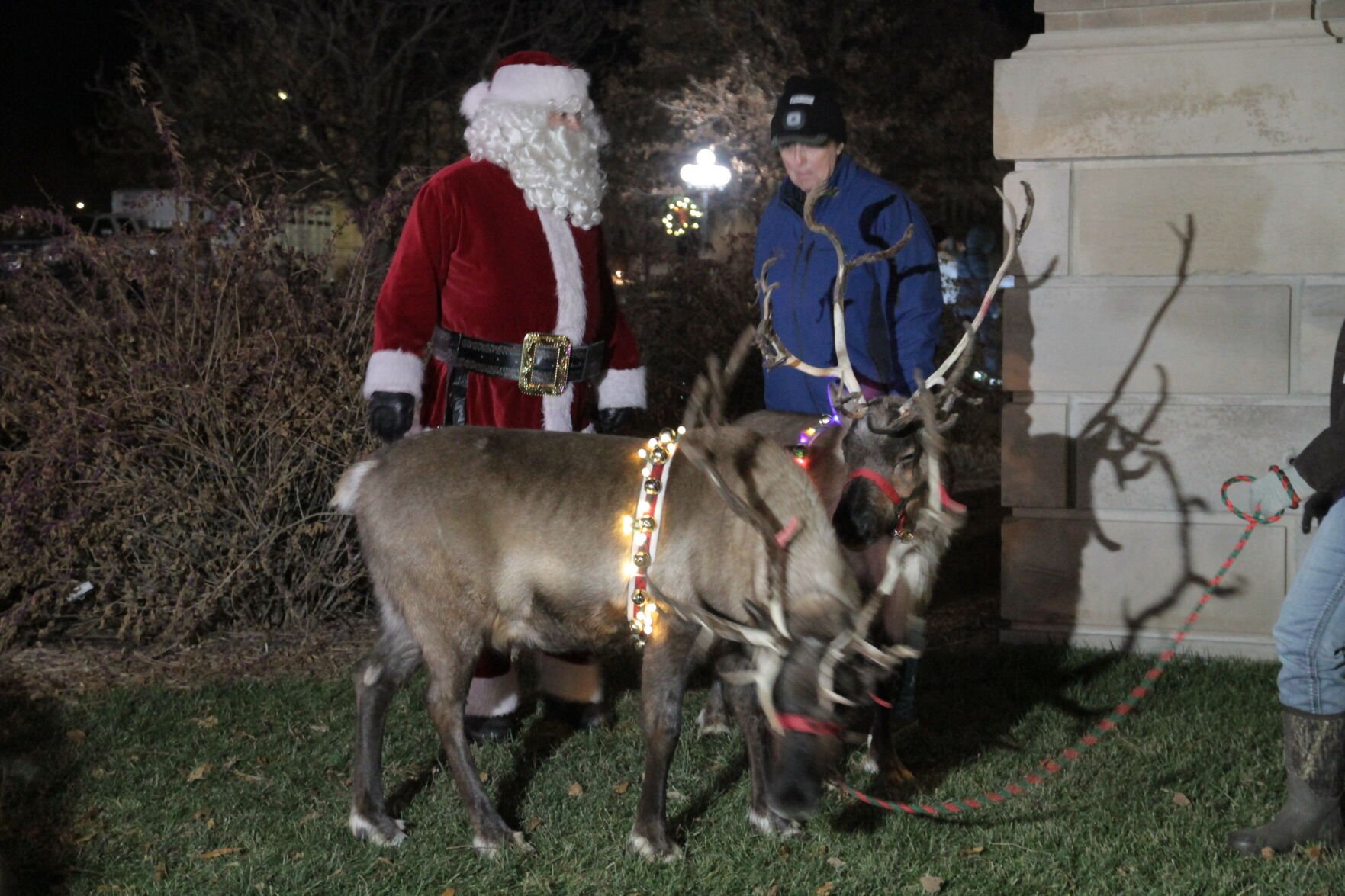 Thousands line Beatrice streets for lighted parade