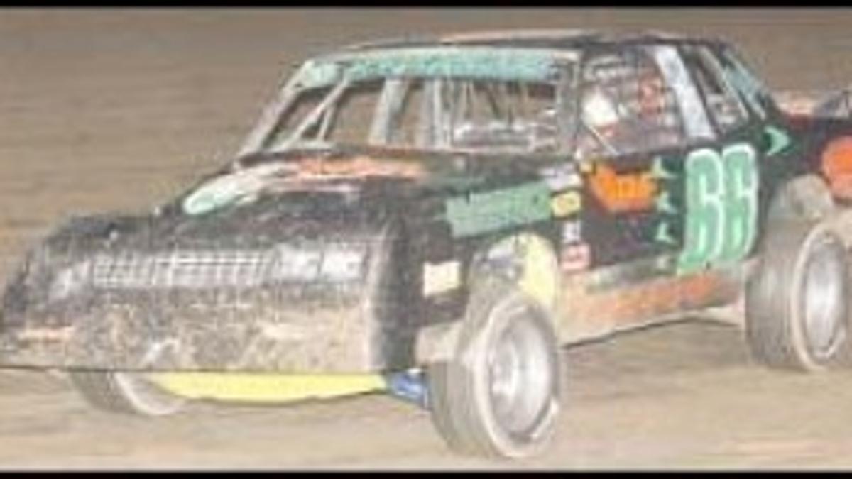 Watts Avoids Disaster In A Feature Victory Sports Beatricedailysun Com