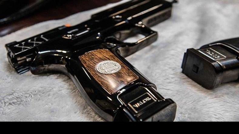 Tomb of the Unknown Soldier guarded with special pistols