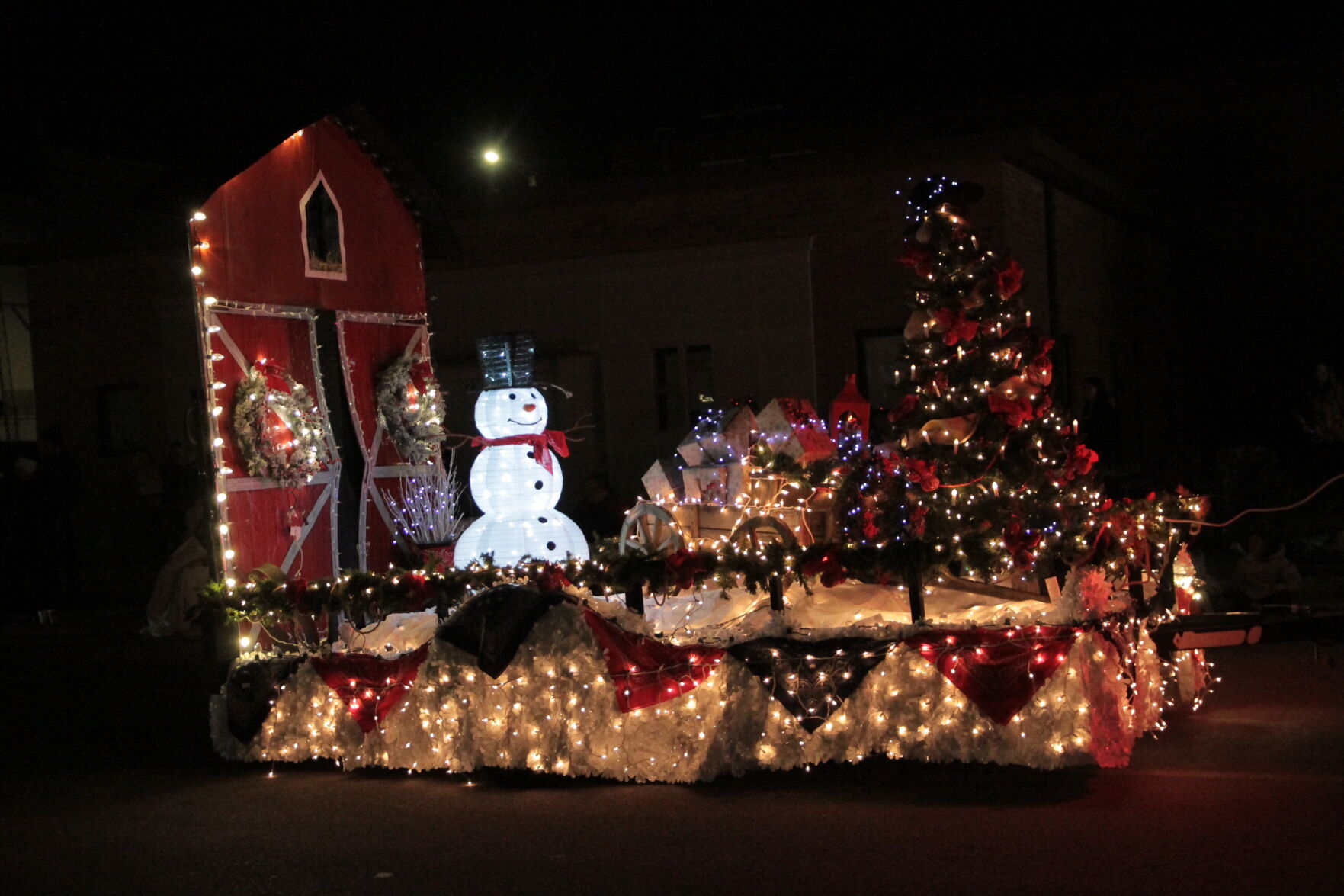 Thousands line Beatrice streets for lighted parade