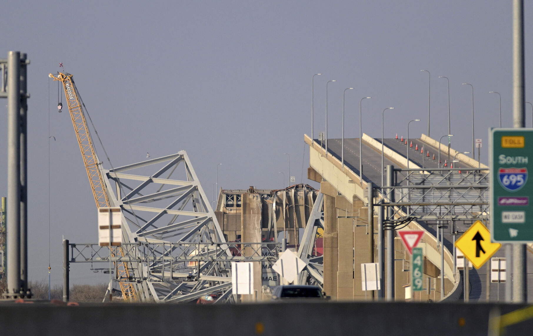 Cranes arrives to remove wreckage from bridge collapse