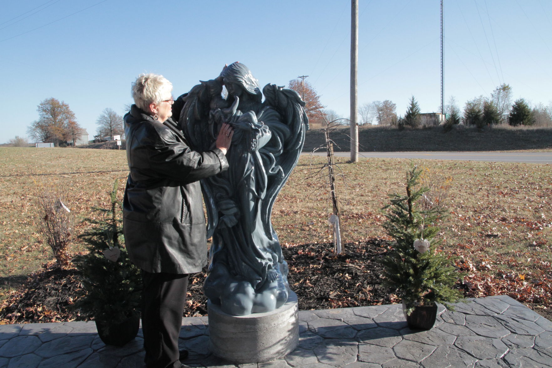 Statue installed at Evergreen Cemetery in Beatrice