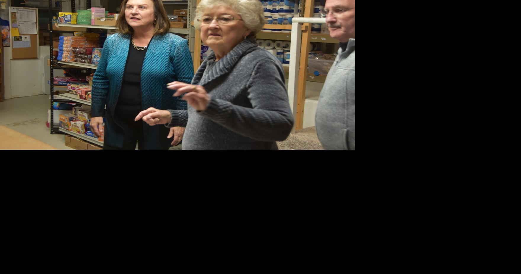 Sen. Deb Fischer visits Beatrice Food Pantry