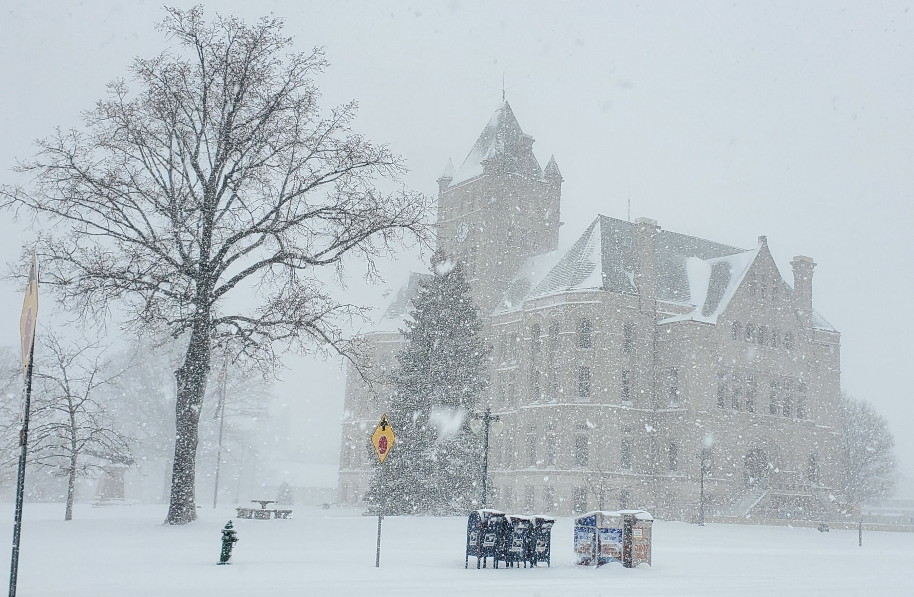 City under snow emergency