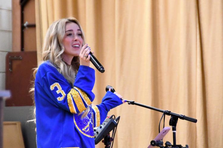 Cami Singer Singer Cami Clune visits Ledgeview Elementary School | News | beenews.com