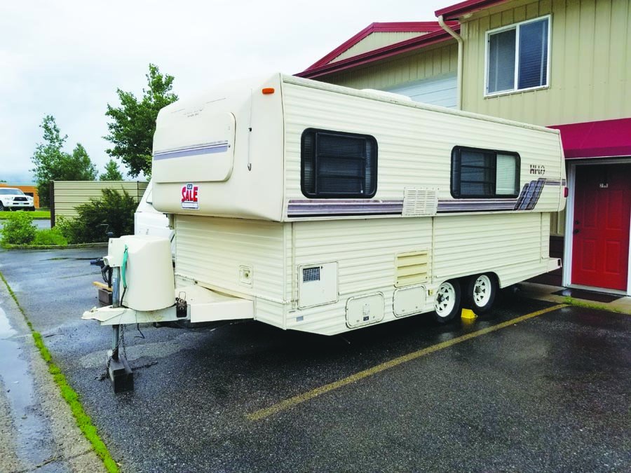 1992 HiLo Bumper Pull Camper, 22 foot long. shower/toilet, fridge