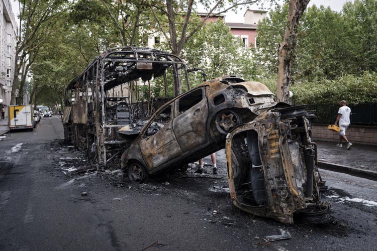 French Revolution: Youths clash with police in France, burn cars and ...