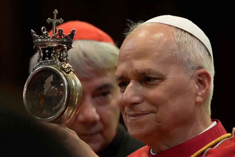 Pope Leo displays ancient blood relic during visit to Naples, Pompeii ...
