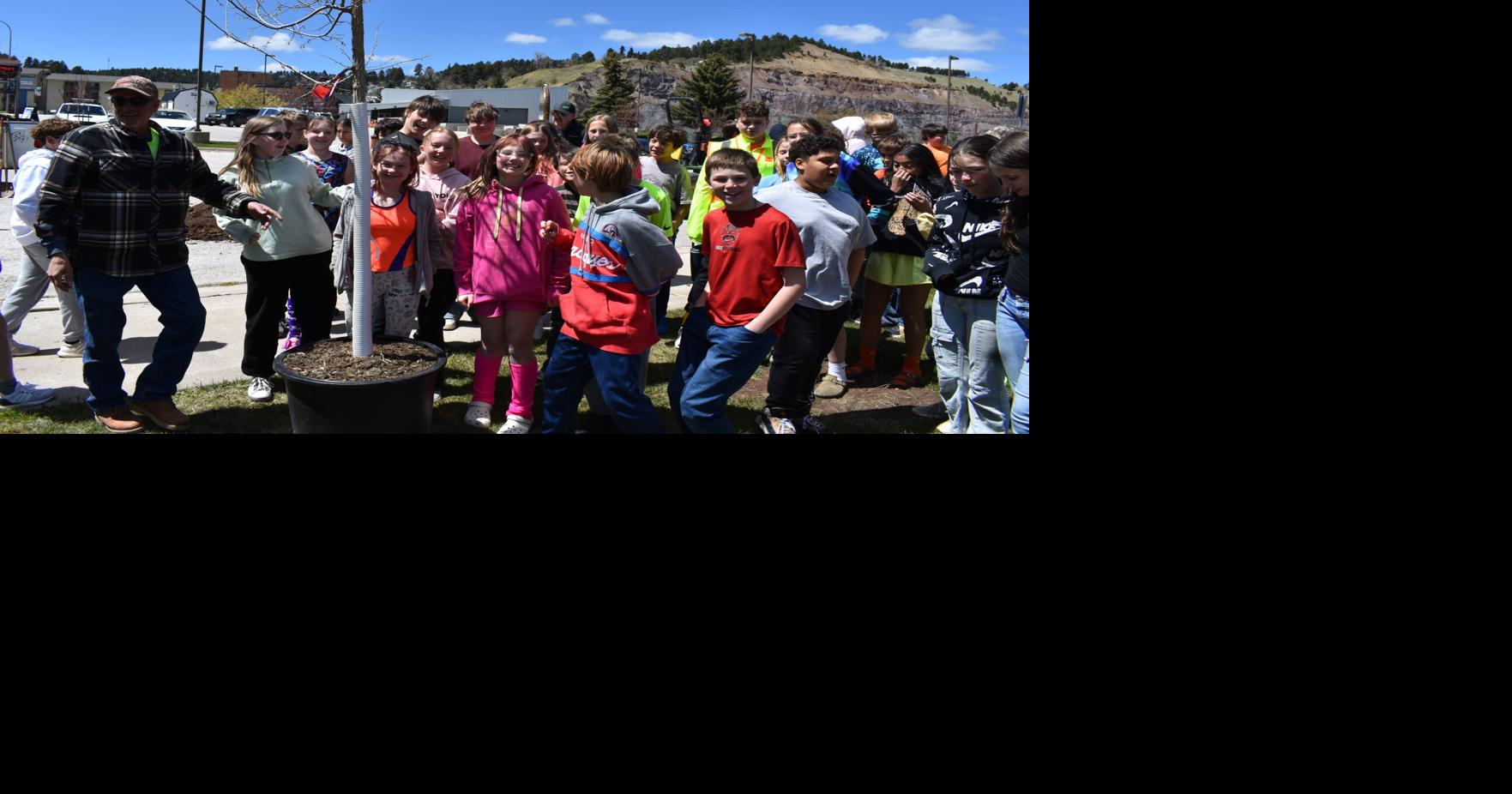 6th graders help plant Liberty Tree in Lead