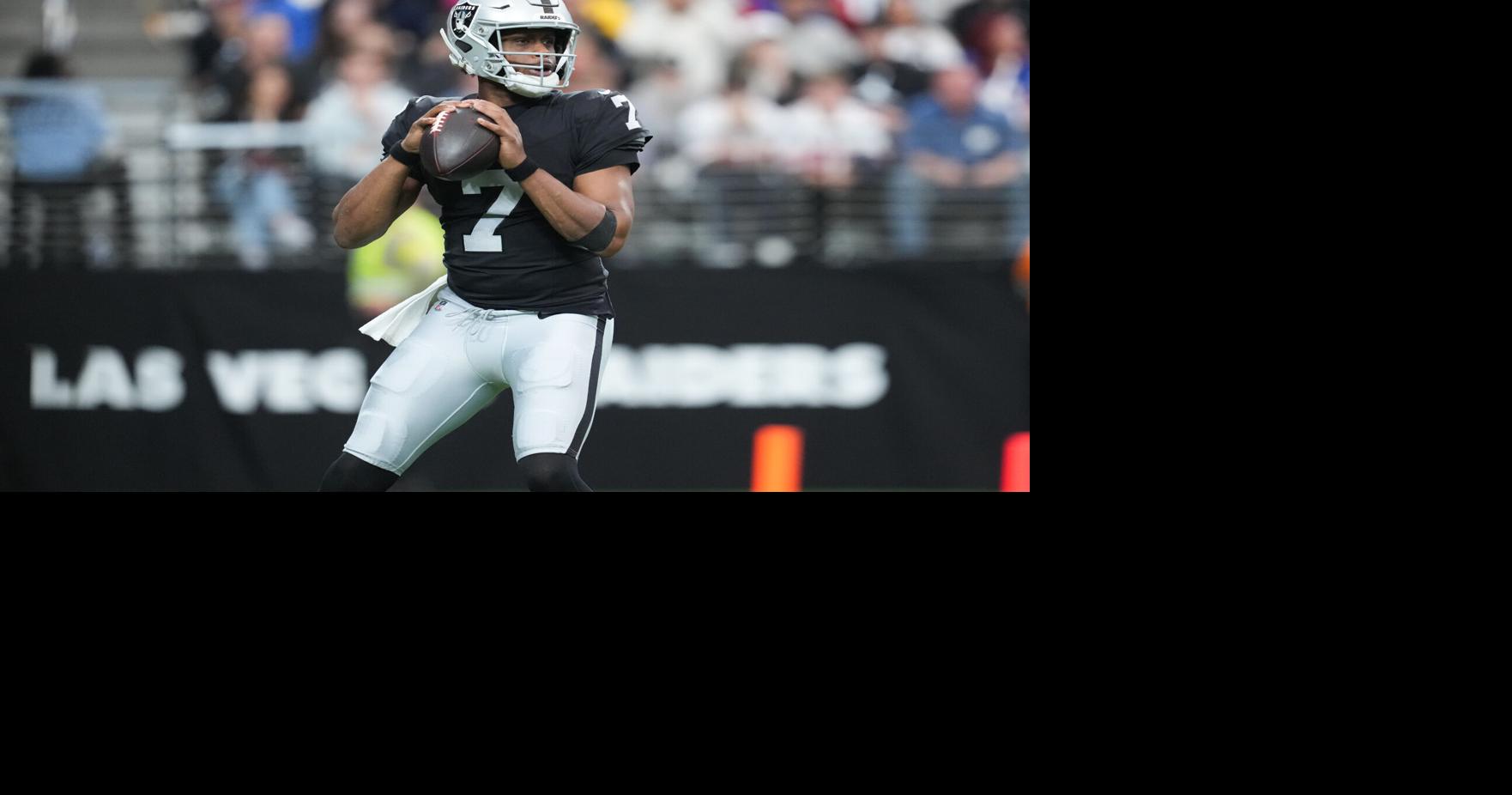 Las Vegas Raiders quarterback Geno Smith (7) looks to throw in the first quarter against the New York Giants at Allegiant Stadium.